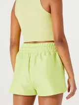 Short deportivo verde lima con cintura elastizada y cordón de ajuste azul.