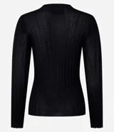 Suéter de punto de la marca Cortelle, con cuello redondo, mangas largas y diseño de rayas verticales texturizadas con hilos metalizados incorporados.