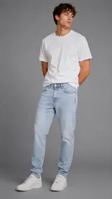 Pantalón de denim corte slim de color celeste claro, con diseño clásico de cinco bolsillos y cierre frontal con botón y cremallera.