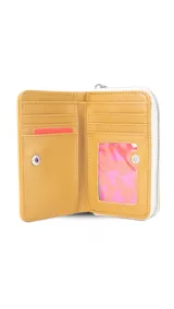 Billetera mediana de diseño rectangular, color negro con bordes en tono suela. Cuenta con cierre perimetral metálico y logo de la marca estampado en el frente.