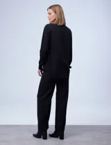 Camisa negra de viscosa marca Tahari, con cuello con solapa, abertura central con botones y bolsillo en el pecho.
