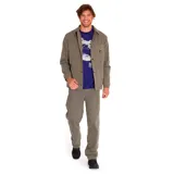 Chaqueta de estilo coach color verde oliva, con cierre frontal a presión, cuello clásico, bolsillos frontales superiores e inferiores y puños elásticos. Presenta etiqueta con logo de la marca en el pecho.