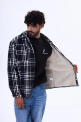 Sobrecamisa de pana con estampado a cuadros, forrada en su interior con símil corderito. Presenta cuello clásico, cierre frontal con botones y dos bolsillos con solapa en el pecho.