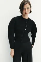 Chaqueta de punto de manga larga con cuello redondo y cierre frontal asimétrico con botones.