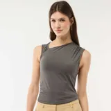 Musculosa gris de corte asimétrico con fruncidos en el hombro y el lateral.