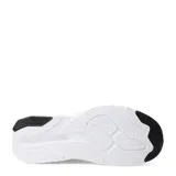 Championes de running New Balance modelo 413, en color gris claro con detalles en celeste. Presentan una estructura de malla transpirable, cierre con cordones y suela de goma blanca con refuerzo negro en la puntera y el talón.