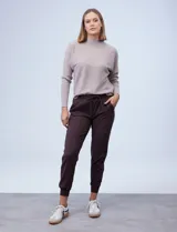 Pantalón jogger color beige, marca Zac & Rachel, con pretina ancha elastizada, lazo de ajuste, bolsillos delanteros y puños elastizados en los tobillos.