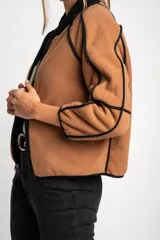 Campera negra de micropolar con cierre frontal y bolsillos laterales.