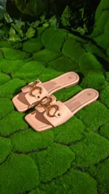 Sandalias negras con base cuadrada y tira ancha sobre el empeine, con aplique de cadena dorada.