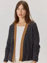 Saco abierto de punto con textura jaspeada en color gris oscuro, con bordes frontales en contraste color marrón. Presenta mangas largas y un corte recto.