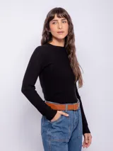 Sweater negro de tejido de punto con cuello redondo y diseño de vainillas en el dorso y mangas.