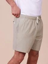 Short de baño color ladrillo con rayas verticales en relieve, cintura elástica con cordón ajustable y bolsillos laterales.