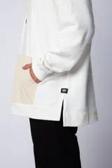Buzo tipo canguro con capucha, confeccionado en una combinación de algodón rústico y microfibra. Presenta un diseño bicolor en tonos rosado y verde militar, con bolsillo frontal tipo canguro en contraste, cordones ajustables y estampa personalizada en el frente.