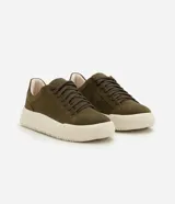 Championes casuales de color verde militar, confeccionados en material sintético con acabado liso, diseño de corte bajo, cordones al tono y suela chunky de goma en color off-white.