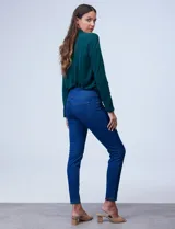 Jegging azul con pretina elastizada, bolsillos delanteros simulados y bolsillos traseros aplicados.