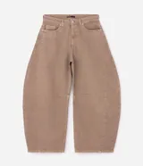 Pantalón masculino de corte barrel, confeccionado en sarga de algodón color beige. Presenta un diseño de piernas anchas con volumen en la cadera y leve entalle hacia el bajo, cintura con pasantes, cierre frontal con botón y bolsillos funcionales.