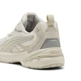 Championes Puma Milenio Tech 2000 SD color arena, con diseño inspirado en el running de los años 2000. Combinan paneles de malla y superposiciones de material sintético y gamuza, con la clásica franja Formstrip en los laterales y detalles plateados.