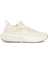 Championes de running Under Armour modelo Phantom 4, color beige con suela de goma color caramelo. Presentan un diseño de tejido de punto con cuello elástico, contrafuerte de TPU en el talón y amortiguación UA HOVR+.