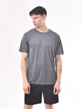Remera deportiva de manga corta, color gris, con cuello redondo y diseño liso.