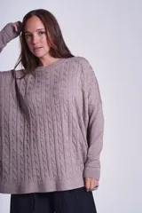 Sweater negro de punto con diseño de ochos, cuello redondo y mangas largas.