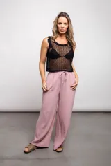 Musculosa de red negra con cuello redondo y sisas anchas.