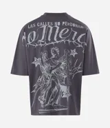 Remera de corte oversized color gris oscuro, con cuello redondo y manga corta. Presenta una estampa gráfica en la espalda que incluye un ángel, estrellas y el lettering 'No Mercy' junto a la frase 'Las calles no perdonan'.