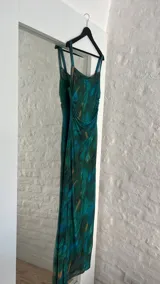 Vestido largo de microtul forrado color verde con estampado abstracto.