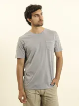Remera gris de algodón con cuello redondo y bolsillo en el pecho.