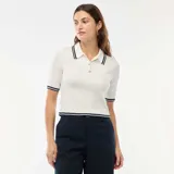 Sweater de punto canalé en color blanco, con cuello tipo polo, cierre frontal de tres botones dorados y detalles de rayas en contraste en el cuello, mangas y ruedo.