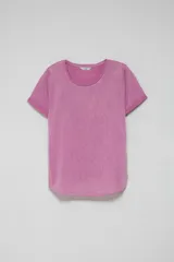 Remera de manga corta color rosado, con cuello redondo y dobladillo curvo.