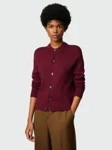 Cárdigan de lana color borgoña con cuello redondo, cierre frontal con botones y logo bordado en el pecho. Corte clásico.