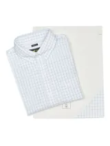 Camisa clásica de manga larga de RKF, color blanco con patrón de cuadros finos en color azul. Presenta cuello abotonado, cierre frontal con botones, un bolsillo en el pecho con el logo bordado y calce regular.