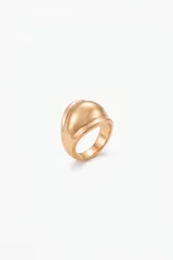 Anillo ancho de diseño minimalista con acabado metálico pulido.
