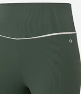 Legging deportiva de tiro alto confeccionada en microfibra acanalada color verde militar, con detalle de vivo en contraste en la cintura.