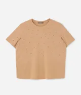 Remera de malla color tostado con cuello redondo, mangas cortas y aplicación de strass salpicado en toda la prenda.