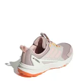 Championes de trail running Adidas Terrex Tracefinder 2, color rosa viejo con detalles en naranja y blanco. Presentan una construcción en malla transpirable con refuerzos sintéticos, entresuela amortiguada y suela con relieve para mayor tracción.