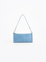 Mini bag de cuero vacuno color celeste con herraje metálico de candado y llave, y correa de hombro ajustable.