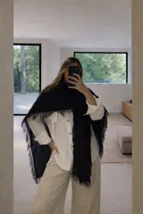 Chal de tejido liviano con terminaciones desflecadas en todo su contorno. Diseño versátil que permite diversas formas de uso.