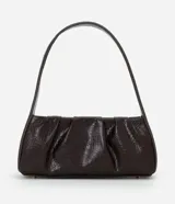 Cartera tipo baguette de material sintético con textura efecto crocco. Cuenta con asa fija de hombro, cierre superior con cremallera y base estructurada con pies metálicos dorados.