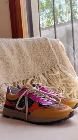 Zapatillas de cuero con print animal, detalles en charol fucsia y glitter negro.