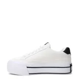 Championes Puma Court Classic Vulc con diseño de plataforma alta. Presentan una base de lona blanca con la franja lateral característica de la marca en color negro y detalles a juego en el talón y la suela.