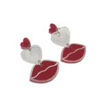 Par de aros colgantes con forma de corazón con glitter y labios rojos.
