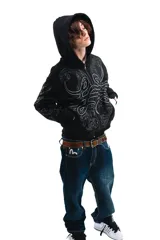 Hoodie con cierre frontal, color negro, con estampado gráfico de hojas de acanto en color blanco que recorre el frente y las mangas. Cuenta con bolsillos laterales y cierre metálico.