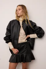 Campera bomber de cuero vacuno en color bordó, con diseño oversized y corte bombé. Presenta cierre frontal, bolsillos laterales y terminaciones de puños, cuello y pretina en tejido de algodón acanalado a tono.