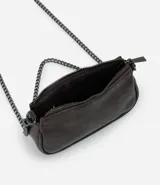 Cartera bandolera compacta de cuero sintético color negro, con cierre superior y doble correa de cadena metálica, una corta para el hombro y una larga ajustable.