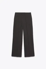 Pantalón de tiro alto color gris oscuro con finas rayas verticales blancas (pinstripe). Posee pernera recta y ancha, y doble cintura elástica con tejido combinado.