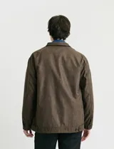 Campera de napa ecológica color marrón, con cierre frontal metálico, bolsillos laterales y cuello camisero.