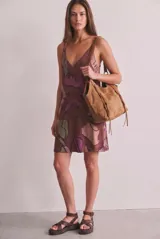 Vestido corto de viscosa con tirantes finos y escote en V, con diseño estampado abstracto en tonos marrón, violeta y verde.
