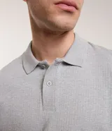 Remera polo de hombre color azul marino, con cuello tradicional, manga corta y textura acanalada vertical.