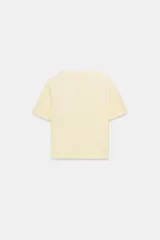Camiseta corta de color amarillo pastel, con cuello redondo y mangas cortas de ajuste slim.